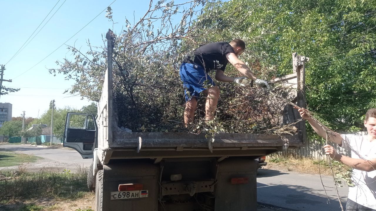 В рамках мероприятий по благоустройству, в Амвросиевке продолжается работа по спилу и кронированию аварийных деревьев..