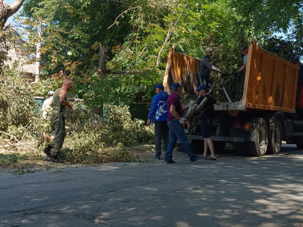 Активисты партии «Единая Россия» организовали уборку спиленных веток на улицах Амвросиевки.