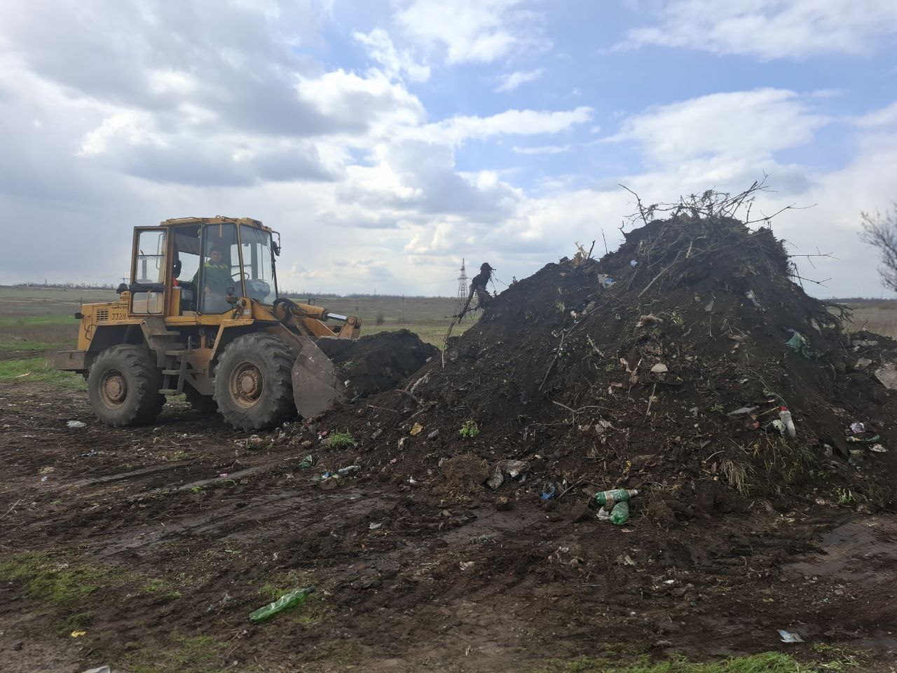 Секретарь Амвросиевского местного отделения Всероссийской политической партии &quot;Единая Россия&quot; Игорь Лызов провёл рабочее совещание с представителями администрации, профильными организациями о проводимых работах по ликвидации несанкционированных свалок.