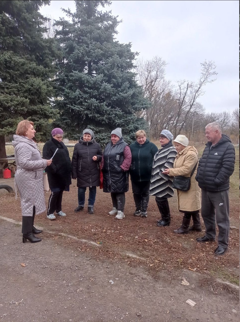 Начальник Благодатновского территориального отдела Инна Науменко встретилась с населением с. Великое Мешково.