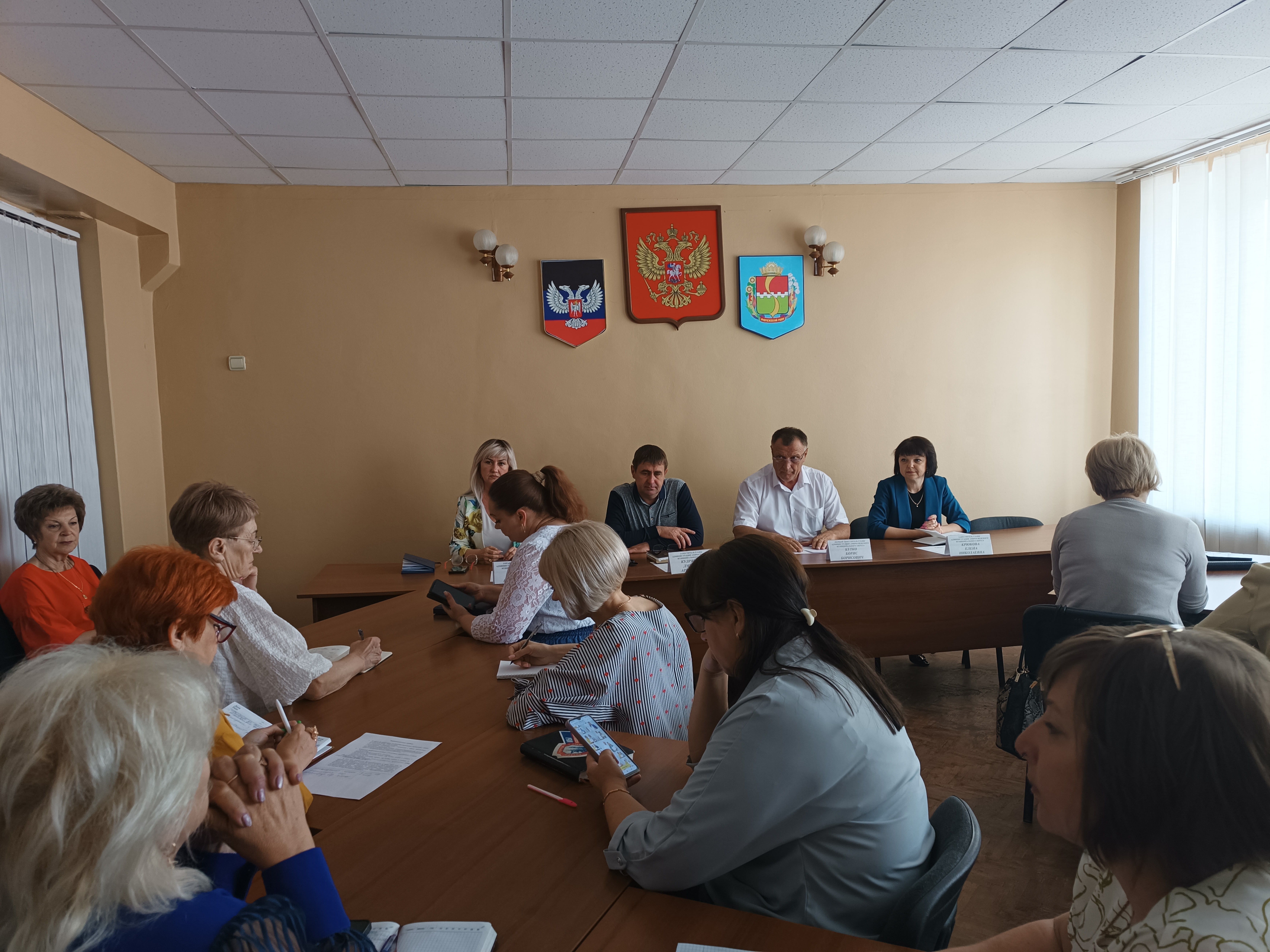 На еженедельном аппаратном совещании с начальниками управлений, отделов, секторов администрации округа и руководителями учреждений рассмотрели ряд вопросов..