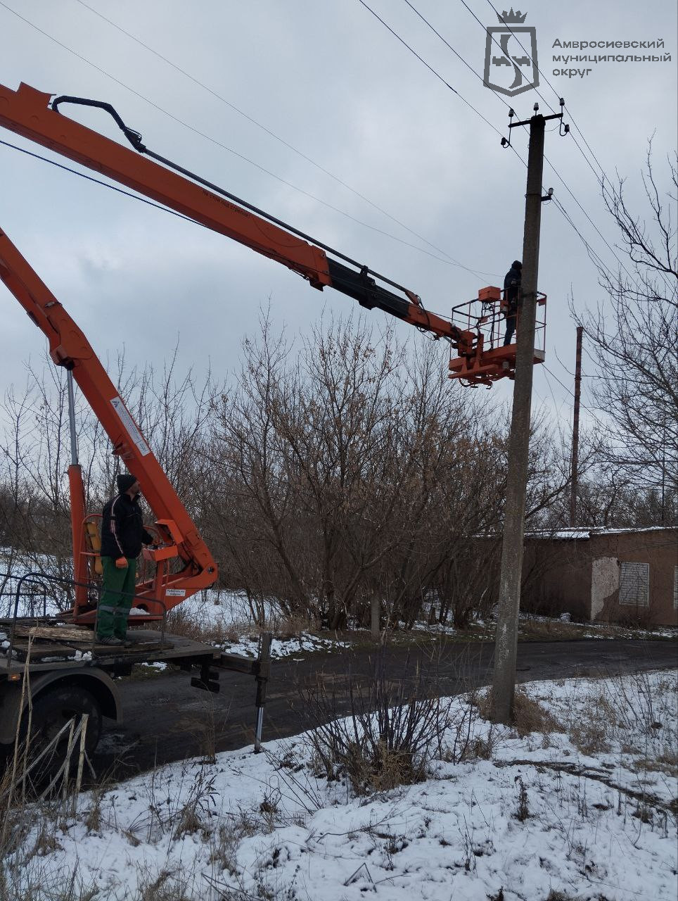 В населённых пунктах Амвросиевского округа продолжаются работы по восстановлению и ремонту наружного освещения.