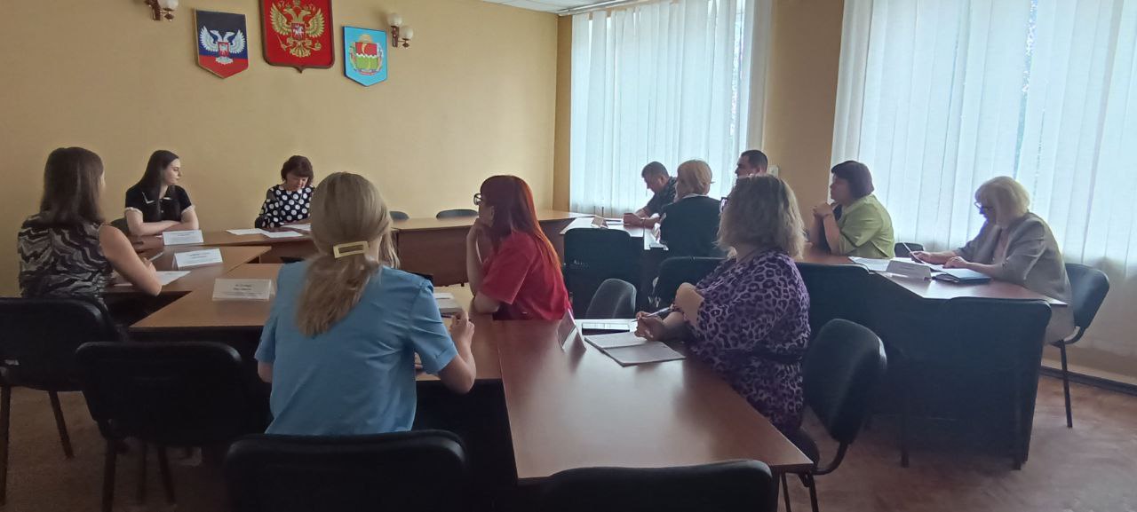 В администрации Амвросиевского муниципального округа прошло очередное заседание комиссии по делам несовершеннолетних.