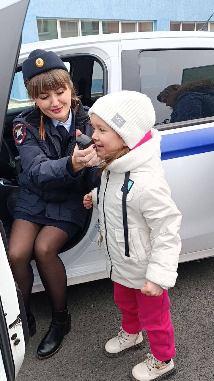 Сотрудники ГИБДД навестили воспитанников детского сада в Мариуполе.