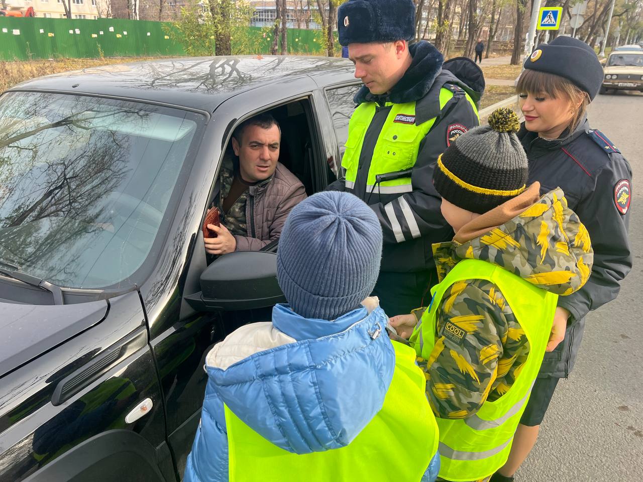 В Мариуполе полицейские вместе с отрядом ЮИД  провели акцию «Ребёнок-главный пассажир!».
