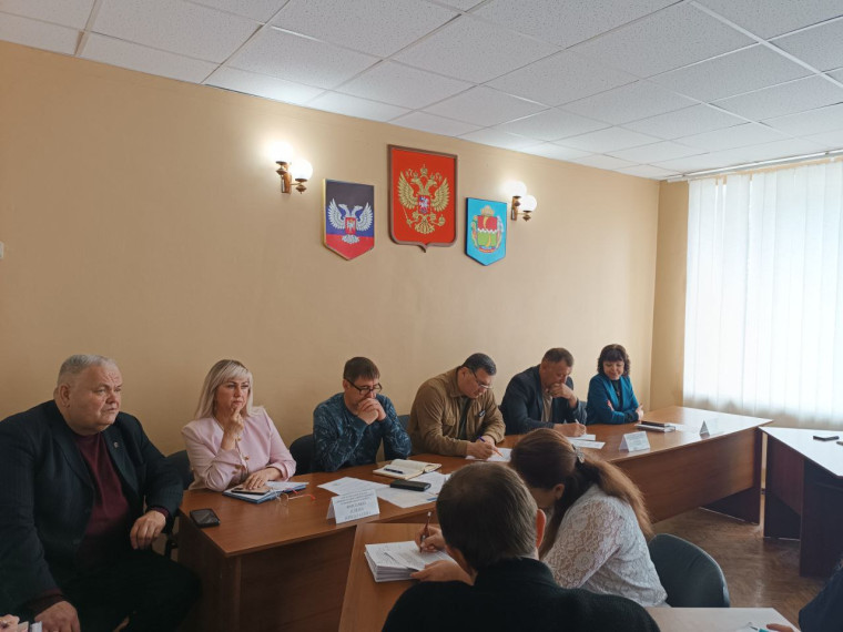 На еженедельном аппаратном совещании с начальниками управлений, отделов, секторов администрации округа и руководителями учреждений рассмотрели ряд вопросов. . На еженедельном аппаратном совещании с начальниками управлений, отделов, секторов администрации округа и руководителями учреждений рассмотрели ряд вопросов. .